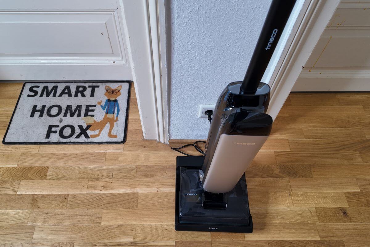 Tineco FLOOR ONE S9 Artist Premium Wischsauger steht an seiner Ladestation